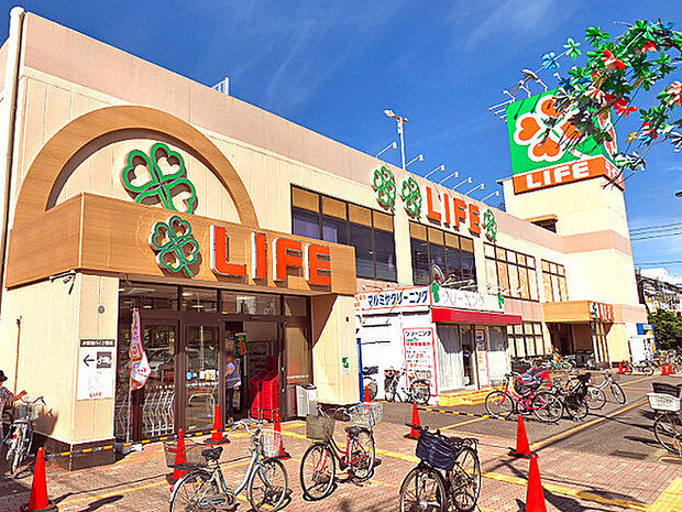 ライフ川崎桜本店まで220m、さくら小学校近くにあるスーパー。夜21:30まで営業しています。
