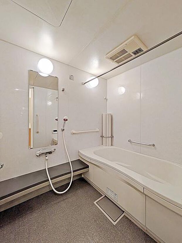 バスルームは一日の疲れを癒すくつろぎの場所。清潔感のある浴室は、心身ともに癒される特別な空間。一日の終わりに贅沢なバスタイムを。