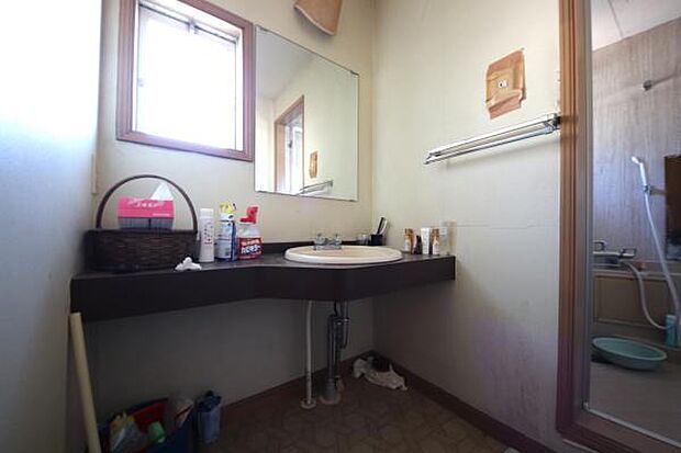 広々とした清潔感のある洗面所です。シンプルですっきりとした洗面台は充実した収納スペースで使い勝手の良い造りです。
