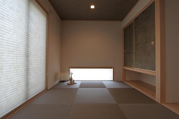 4.9帖和室です。琉球風畳でモダンなデザインです。