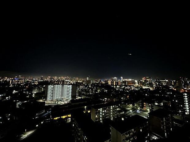 現地バルコニーからの夜景眺望になります！見てください、この絶景を。梅田の大都会まで大阪市内を一望できるのは淀川向きの最上階である当該物件の特権です。夏にはなんと、淀川花火大会も鑑賞できます！