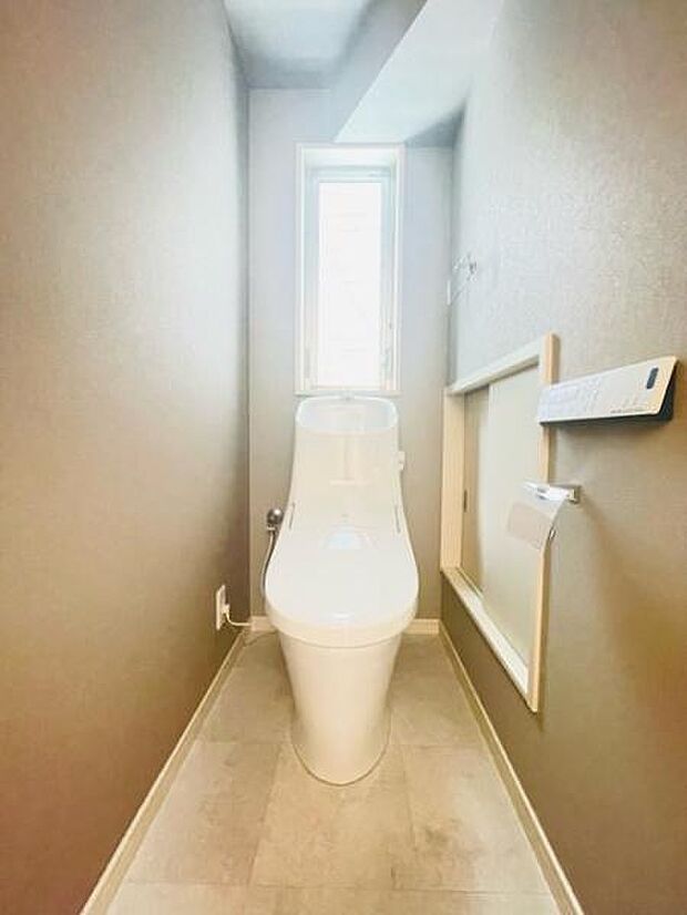トイレは窓付きで明るく換気も十分です