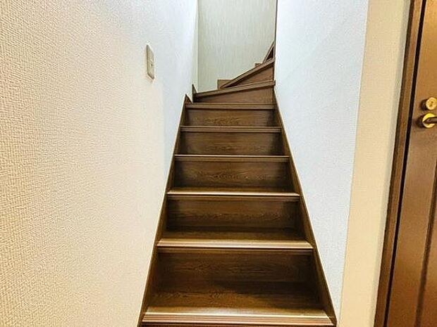 階段　手すり付きで安全。