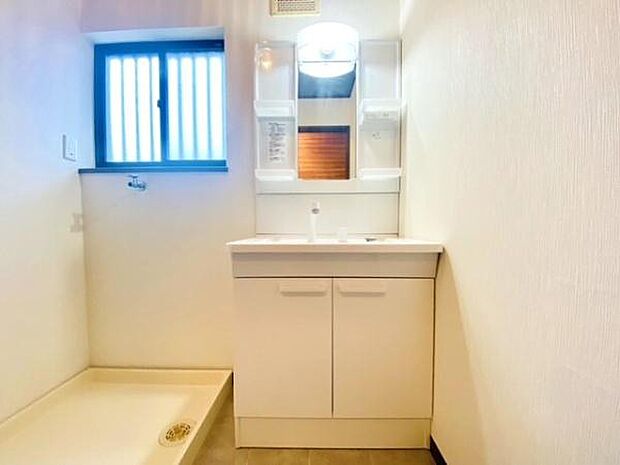 洗面台・下の方にもたっぷりと収納スペースがあります。小物等の収納、美容品や掃除用品の買い置きを置くのにも便利ですね。