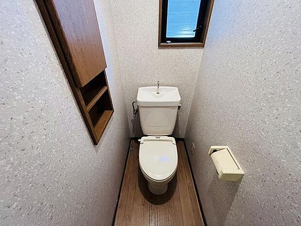 2階トイレ　窓付きで明るく換気も充分です！