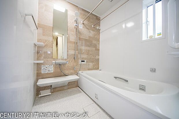 浴室。出入口広々引き戸のTOTOサザナ。ほっカラリ床、浴室暖房乾燥機付。ブローバス付で1日の疲れもスッキリ。