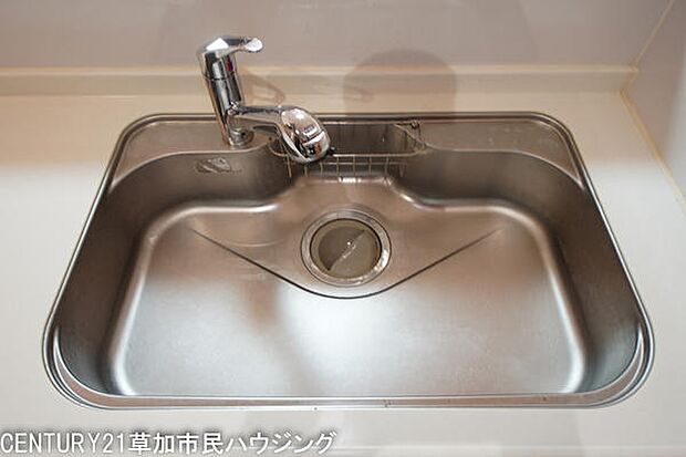 お手入れしやすく洗い物がはかどる大きなシンク。濡れた手でも操作らくらくシングルレバー水栓です