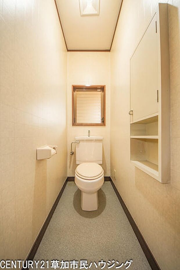 （2階トイレ）清潔感のあるトイレ。壁面の棚にトイレットペーパーや掃除用具などをしまっておけます