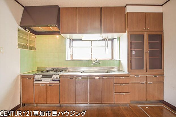 （2階キッチン）お気に入りの調理器具や食器などをたくさんしまえる収納豊富なキッチンです