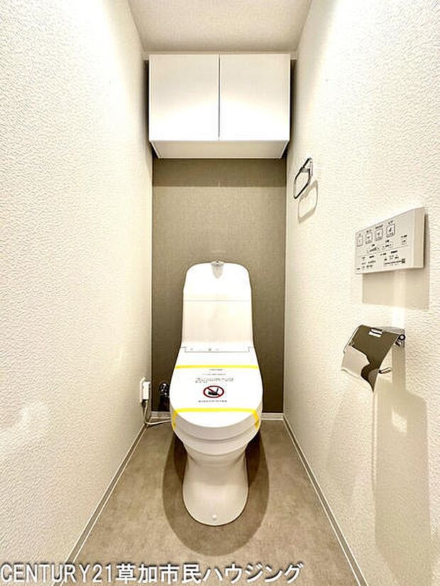 スッキリとした見た目のトイレです。収納があるのでトイレットペーパー等が目につかない状態にできます。