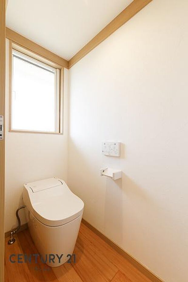1階のトイレ♪温水洗浄暖房便座付きで快適です。おしりヒヤッとを解消できます！