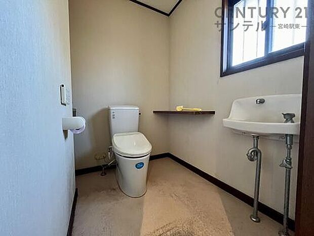 1階のトイレは広めの造りになっており、窮屈感はありません。
