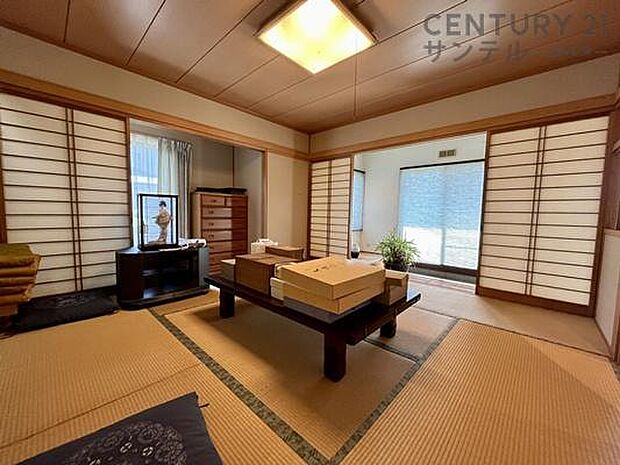 玄関から入って直ぐの和室は8帖あります。ご来客の際は客間として利用できます。