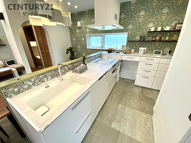 白基調で清潔感のあるキッチンです。食洗器があり、収納も豊富♪洗い場と調理スペースが広く取られており、料理や片付けが楽になりますね！