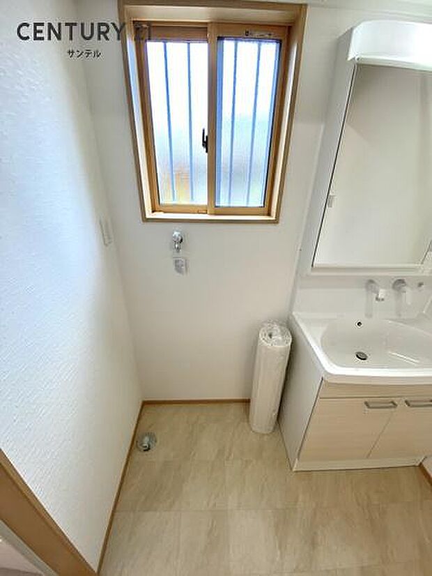 窓付きの洗面所は十分な広さがあります！洗面台に洗濯機スペースも完備(^^♪