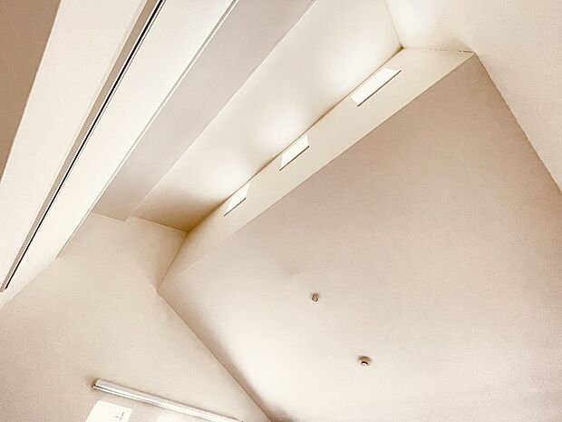 勾配天井の2階のお部屋。この勾配の角度がお洒落な雰囲気を感じさせてくれます。 