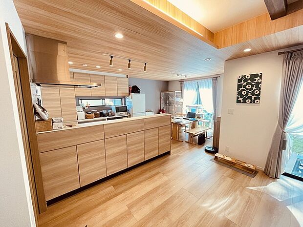 カウンターキッチンならではの開放的な見通し、全体が見渡せることでご家族の団欒スペースもより明るく笑顔が溢れる空間となります。 