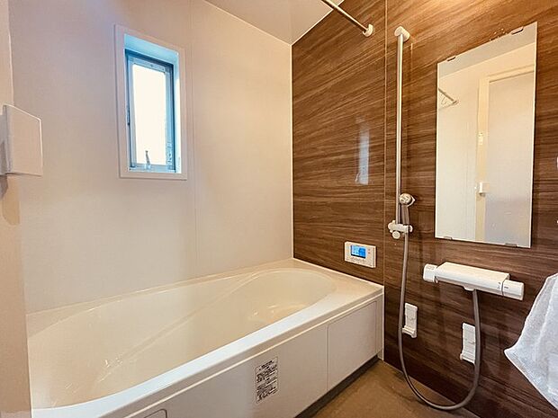 1600×1600、1坪タイプのバスルーム。浴室乾燥機も完備され、空気の入れ替え可能な窓も御座います