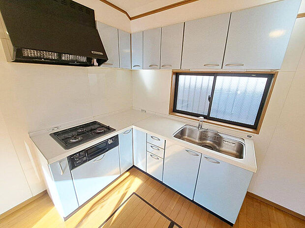 【Ｌ字キッチン】 2つの壁に沿って配置、広々としたカウンタースペースを確保しやすいです　調理や準備作業の際に便利