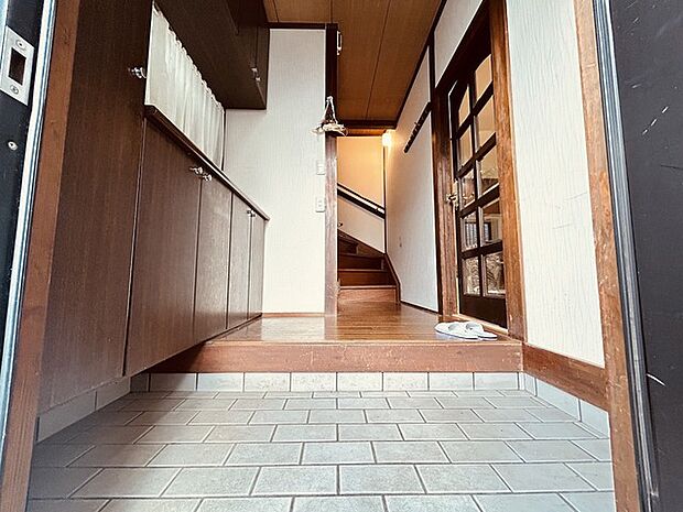 石畳調の玄関スペース、ひとたび足を踏み入れると昭和の佇まいも感じられるレトロな雰囲気が落ち着きを演出、下駄箱スペースもしっかりと確保されており、収納力も兼ね備えます。