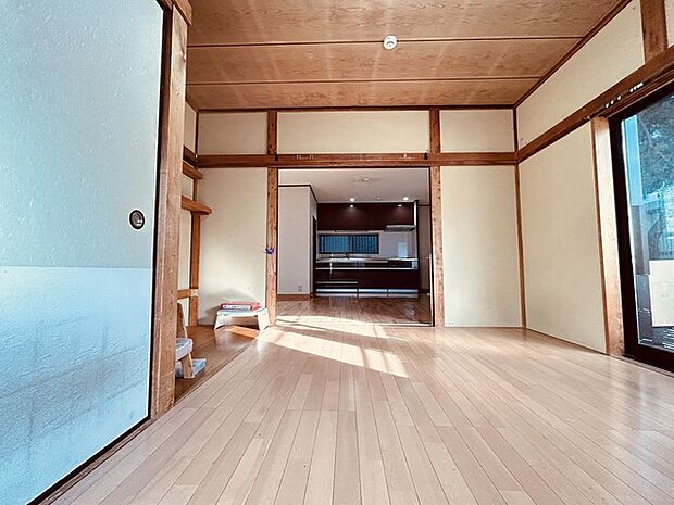 ダイニングと分けてお使い頂く事もできる1階居室、古き良き日本家屋のスタイルが懐かしさと雰囲気を醸し出す不思議な空間