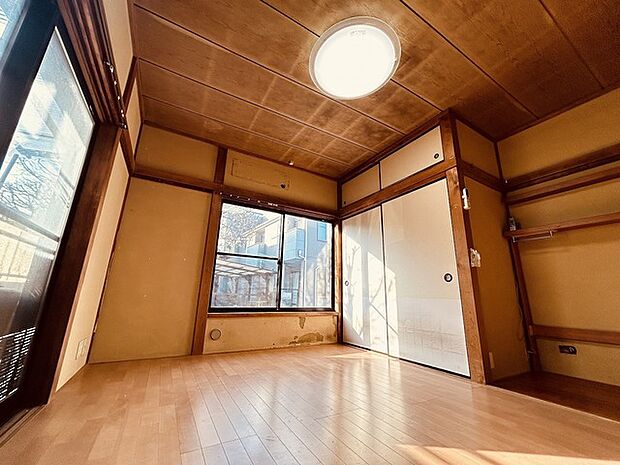 窓が多く風の通り道がしっかりと確保、通気の取れる室内は気持ちのいい居住空間です。