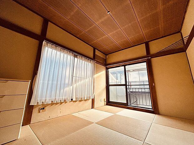 陽当たりの良い2階の和室、いぐさの香が心地いいお部屋です。