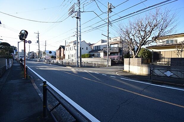 周辺は住宅が建ち並ぶ閑静な住宅街です。 