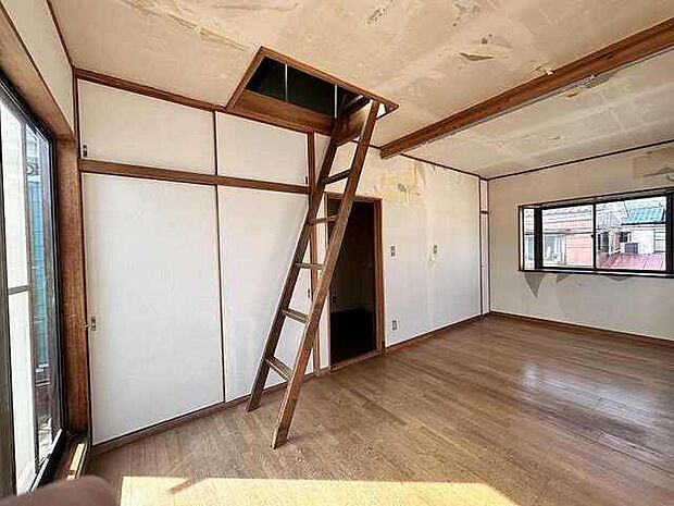 上部に小屋裏収納を配置した2階洋室。