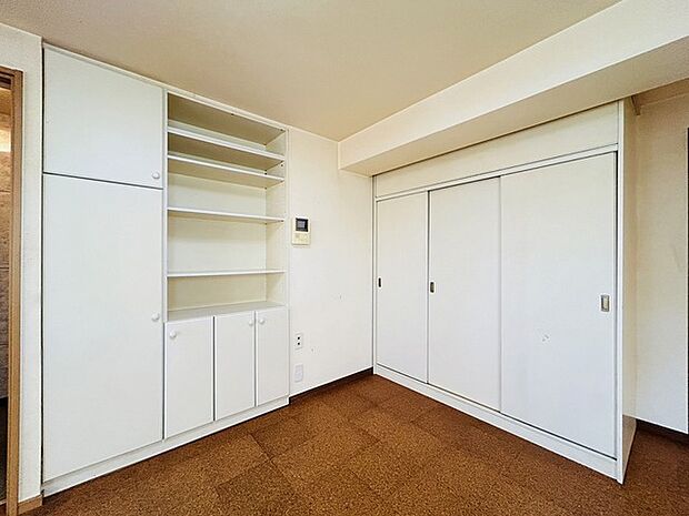 備え付けられた収納棚：各お部屋に収納が設置されています。 