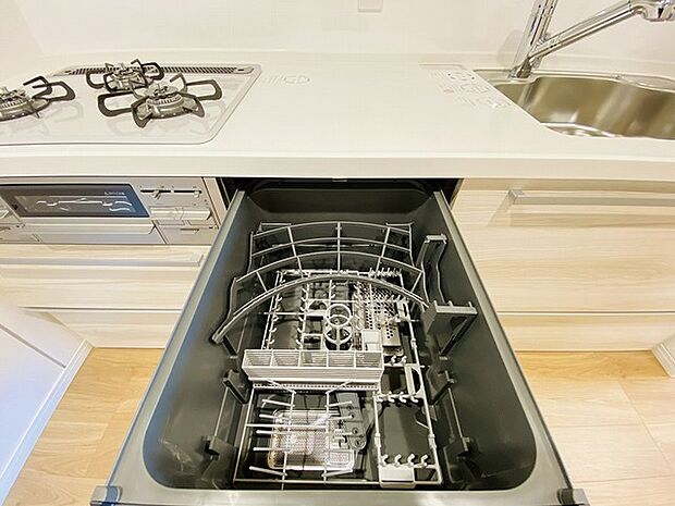 毎日の家事をサポートしてくれる食洗器も標準に装備。ちょっと嬉しい設備です 