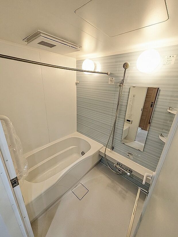 浴室には暖房乾燥機も設置されております。床は水がすぐに乾くカラリ床の仕様。