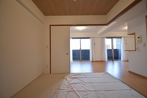 伝統的な日本文化とモダンなライフスタイルを融合させる和室。畳の感触や香りが、日常のストレスを和らげ、リフレッシュされた気持ちで新たな一日を迎えることができます。  