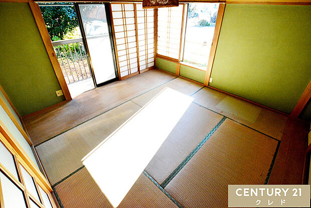 板の間のある1階8帖の和室です。昔ながらの造りの和室はゆとりある広さと柔らかな畳で幅広い世代の方が快適に過ごすことができます。