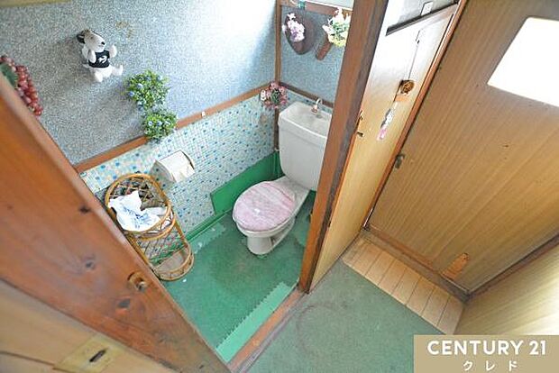 青色で統一されたレトロなトイレです。かわいらしい雰囲気で落ち着いて利用できます。窓があるので明るく換気も良好です。