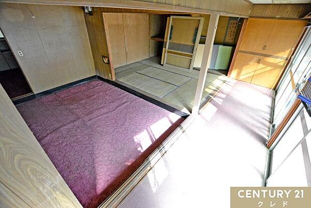 縁側に面した洋室と和室は合わせて12帖の広さ！縁側からの陽光が差し込む空間となっており、開け放って使うこともできます。