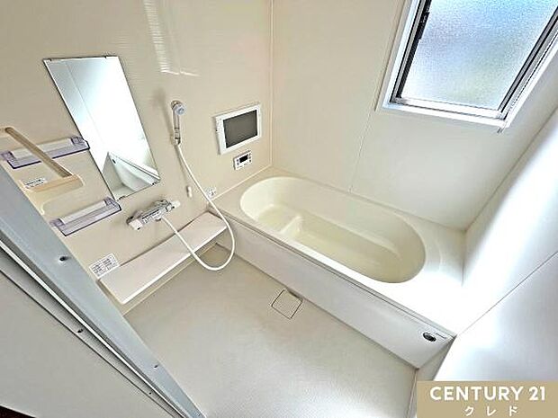 白を基調とした清潔感のあるバスルーム。ベンチ付きの浴槽は節水効果や半身浴、小さなお子様との入浴時にも安心してお使いいただけます！