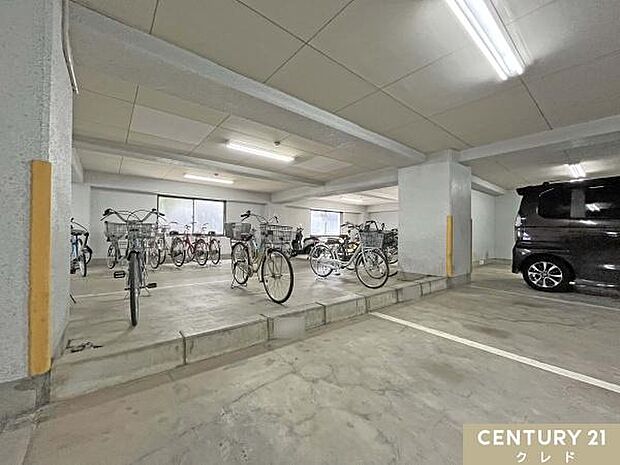 駐輪場も屋内にあります！防犯対策や雨天時などにも安心ですね！近隣の住環境もよく、自転車でもお出かけを楽しむことができそうです。