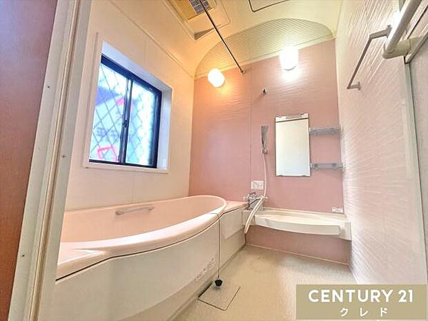 【ピンクのアクセントパネル】浴室に柔らかな雰囲気をもたらしています！小さなお子様との入浴にも使いやすい・半身浴もできてしまうマルチステップ仕様のバスタブ！