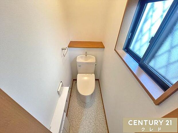 お掃除楽々のトイレは1階2階にあります。トイレもリラックススペースの一つ。ウォシュレット機能付きの清潔感のあるトイレです。早朝やお仕事帰りのご見学にもすぐ対応致します