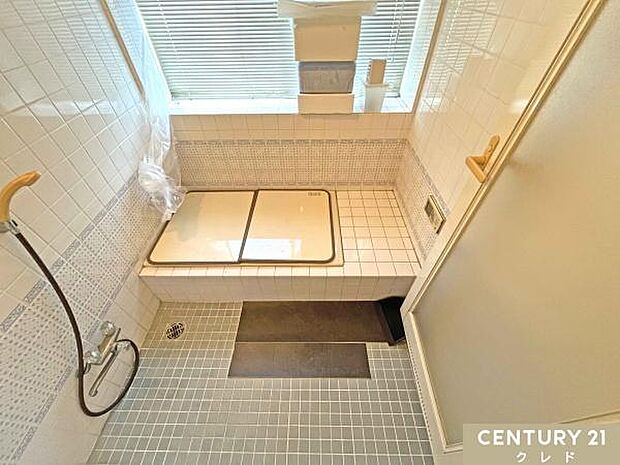 【1階浴室】日々の疲れを癒すお風呂はやさしい色合いの空間です大きな窓があるので、換気もバッチリです！疲れた体を癒してください。