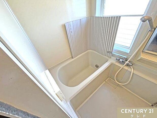 【2階浴室】【爽々しい清潔感ある浴室】コンデイション良好なバスルームです。足を伸ばしてあたたかいお湯の中でおくつろぎください。