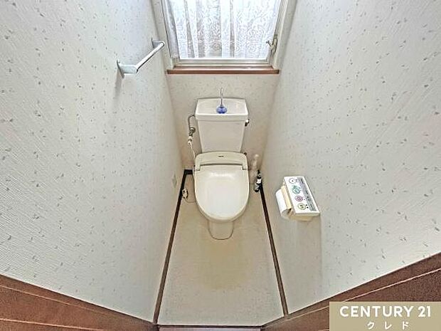 【1日に何度も使うトイレは白をベースにした造り】お好きなレイアウトを加えて、使いやすくリラックスできる空間にしてみてはいかがでしょうか。トイレは1、2階にあります！