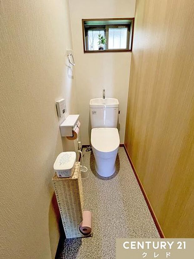 白を基調としたウォシュレット付きのトイレです。ライフスタイルに合わせやすいシンプルな造りとなっているので室内のレイアウトもしやすく、お掃除も簡単に行え、衛生的な空間を保つことができます。