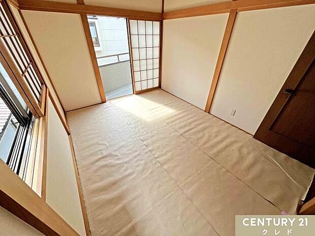 【2階6帖和室】2階にも和室があります。衝撃を吸収しやすい畳のお部屋はお子様からお年寄りまで快適な時間を過ごすことができます。畳も裏替え済みで敷き布団を使われるご家族も快適に過ごせます。