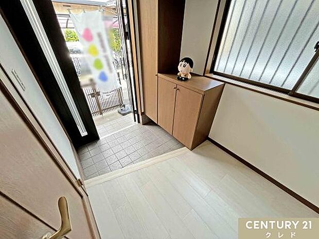 収納のある玄関は、生活動線にゆとりを生み出します。掃除がしやすく、耐久性に優れた玄関はきれいに片付いた状態を維持しやすいタイル敷きです。