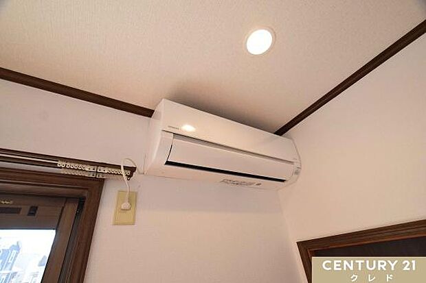 夏は涼しく冬は暖かく、快適な室内で過ごせるように、LDKと2階の洋室にエアコンを設置済み！新しく買わずに済むので家計にも優しいですね。