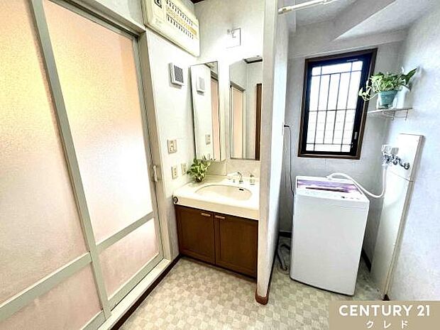 【1階洗面室】ベースキャビネットには収納スペースがたっぷり！手入れしやすいシャワー機能付洗面化粧台、十分な大きさの鏡も身だしなみチェックに不可欠です。