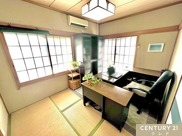 【1階6帖和室】タタミの香りが安らぎを与える、リラックス空間窓も大きく開放感のある和室となっております。