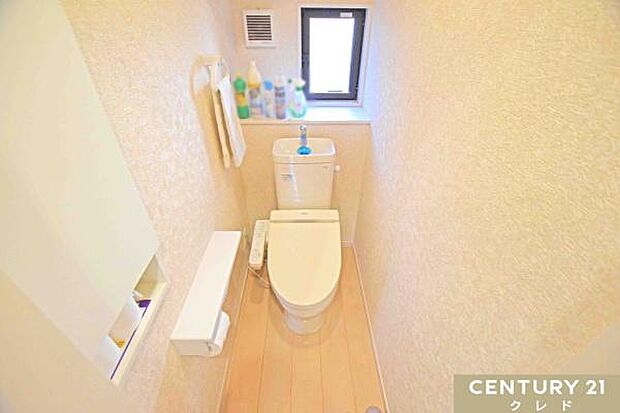 【温水洗浄便座でデリケートな衛生面も安心】各階にトイレ付き。忙しい朝の時間帯にも、ご家族みなさまが気持ち良くお使いいただけます。白を基調にした清潔感のあるレストルームになっています。